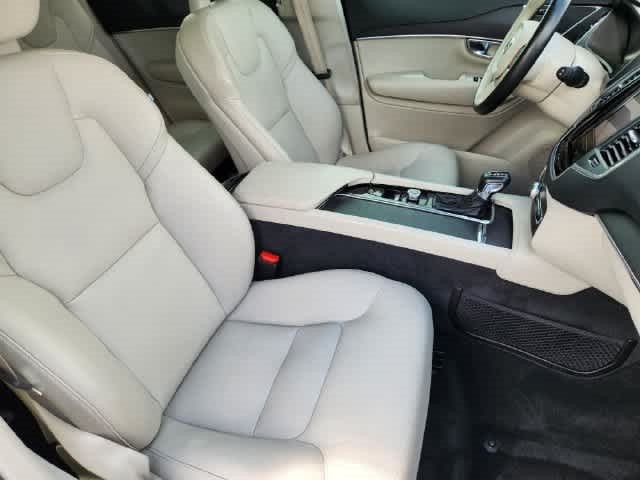 2020 Volvo XC90 Momentum