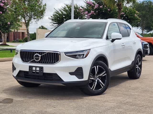 2025 Volvo XC40 Core Bright Theme