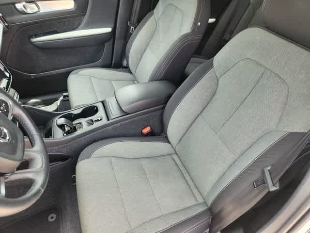 2025 Volvo XC40 Core Bright Theme