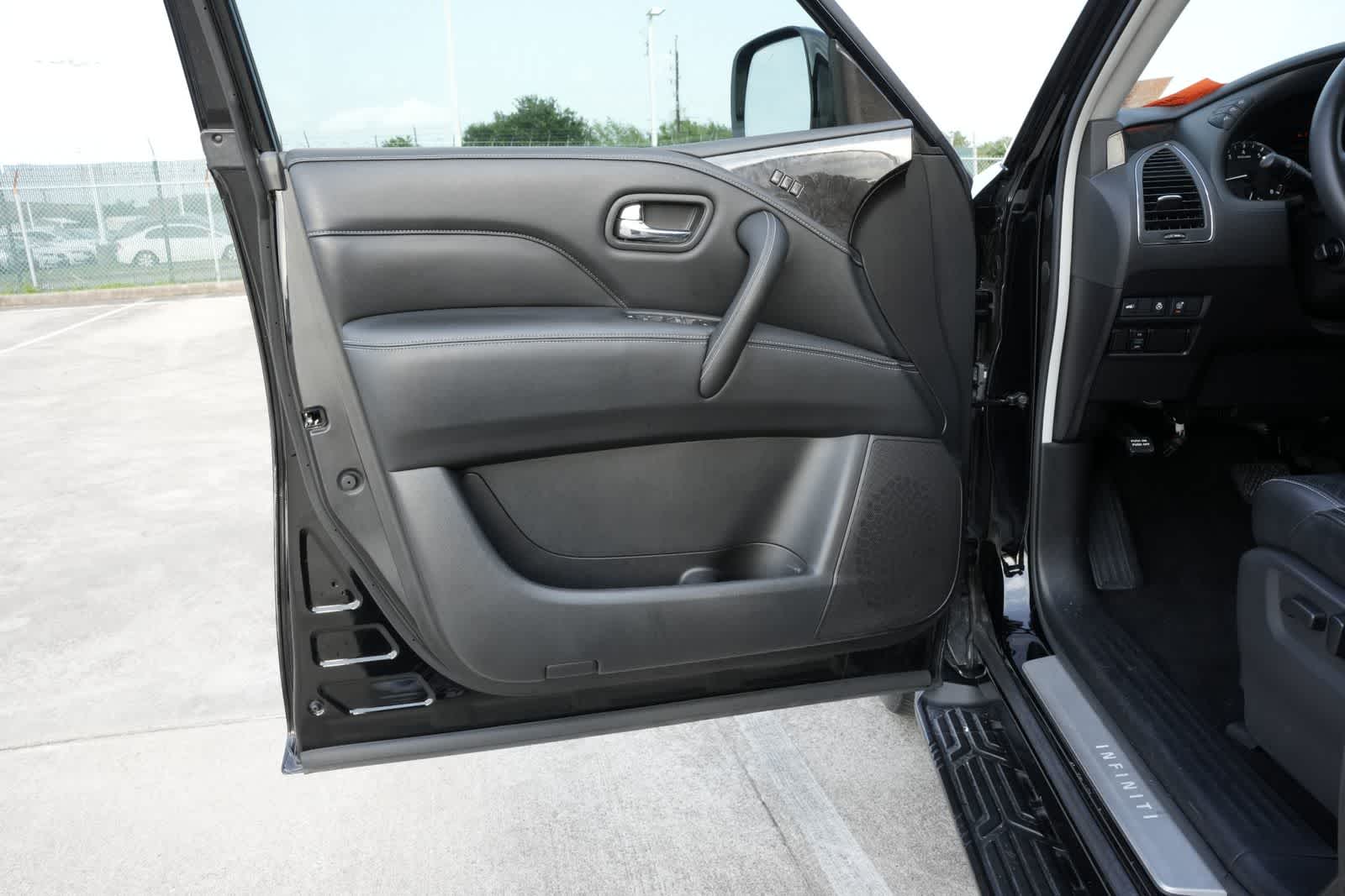 2023 INFINITI QX80 LUXE
