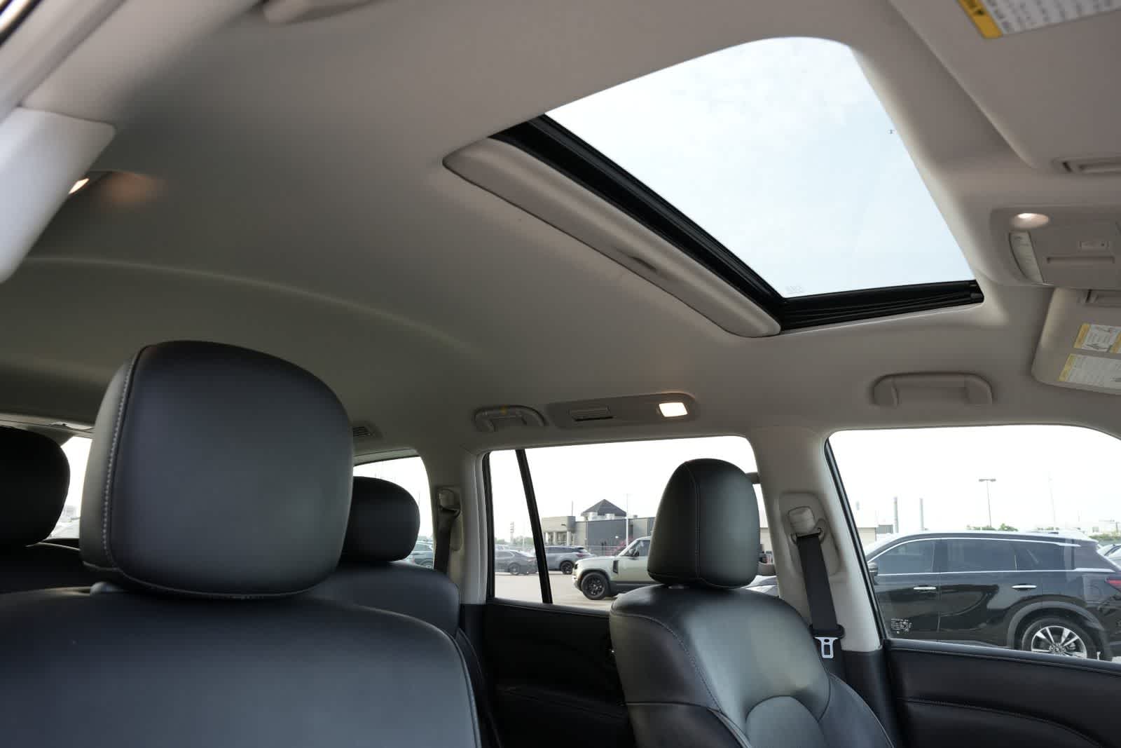 2023 INFINITI QX80 LUXE