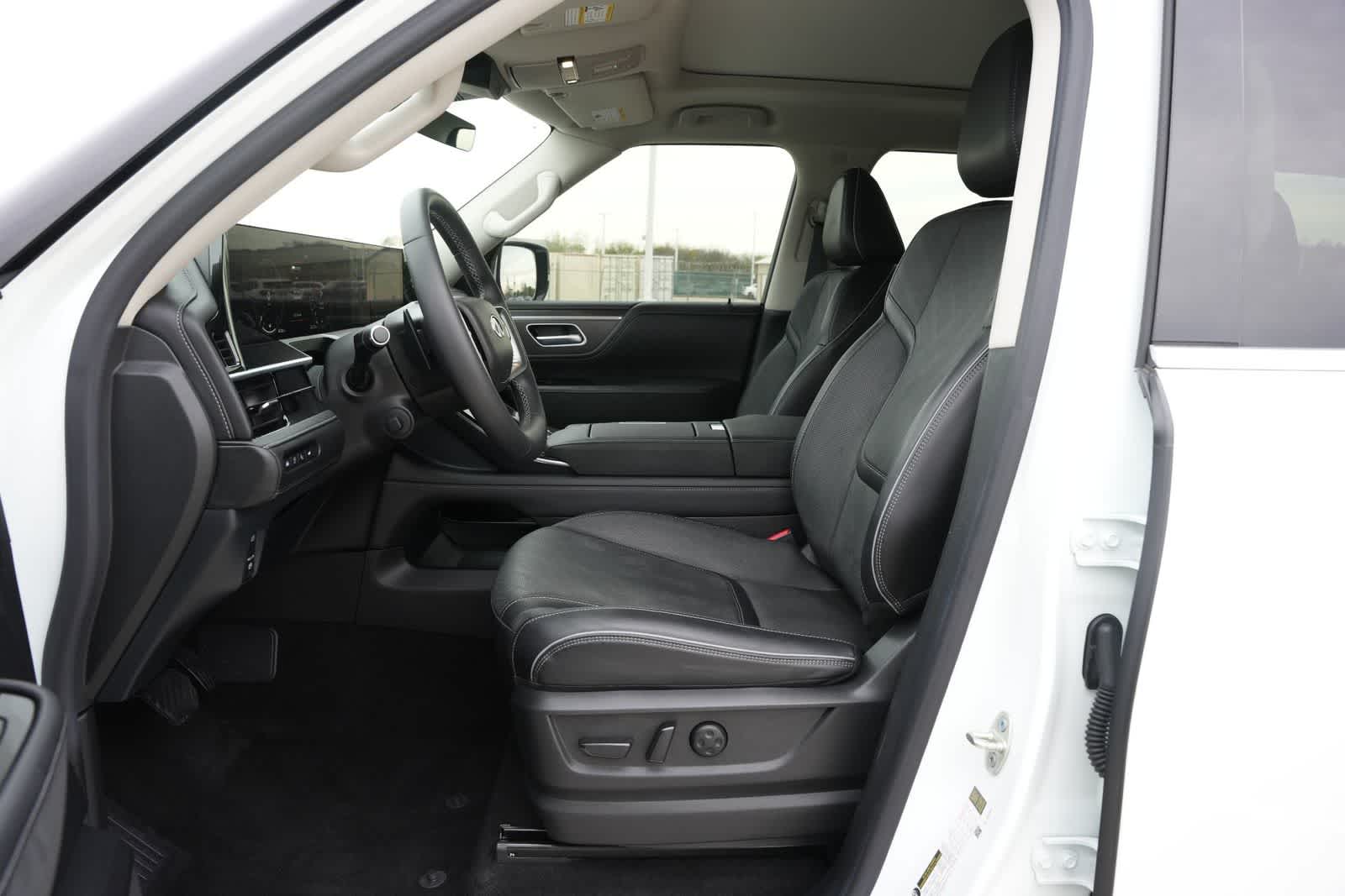 2025 INFINITI QX80 LUXE