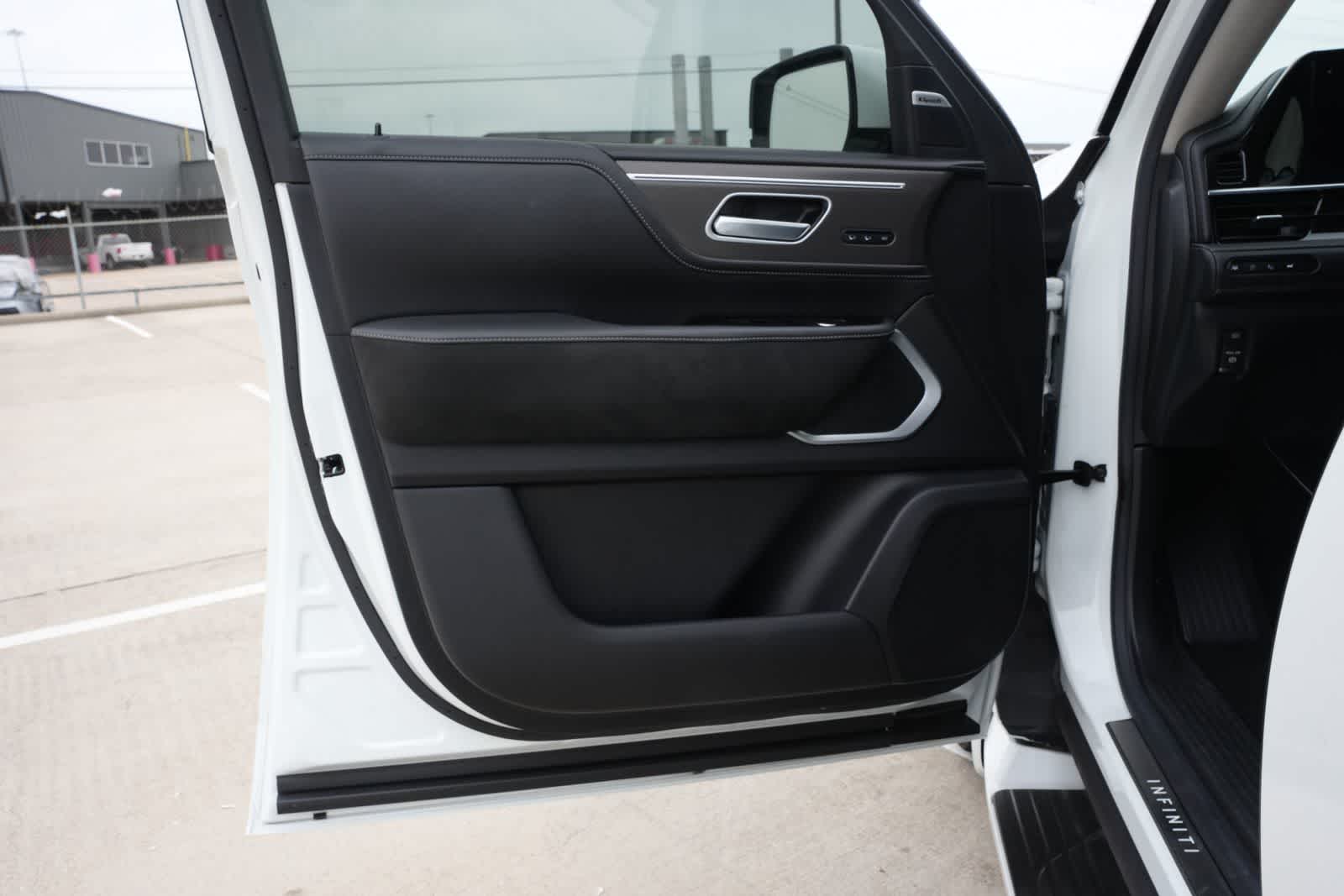 2025 INFINITI QX80 LUXE