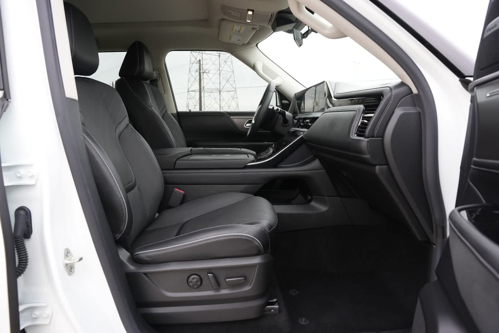 2025 INFINITI QX80 LUXE