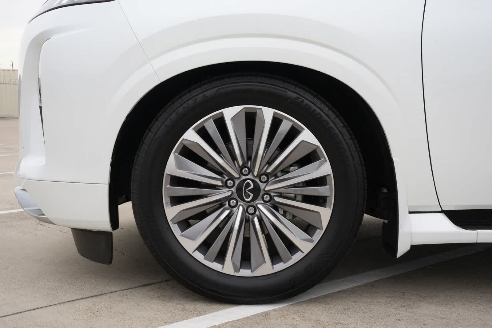 2025 INFINITI QX80 LUXE