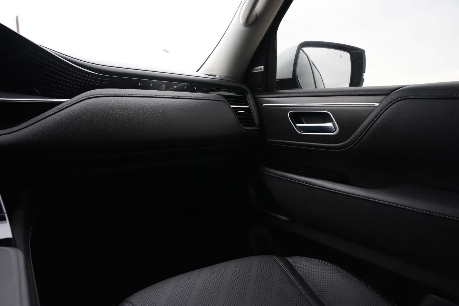 2025 INFINITI QX80 LUXE