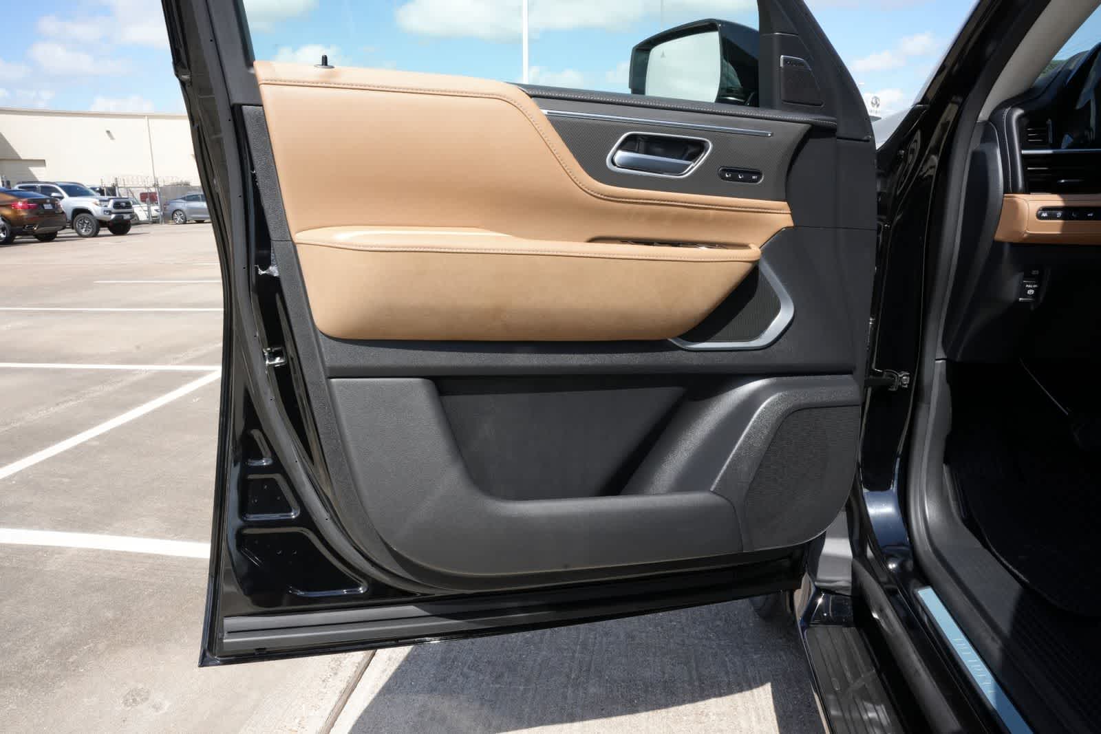 2027 INFINITI QX80 LUXE