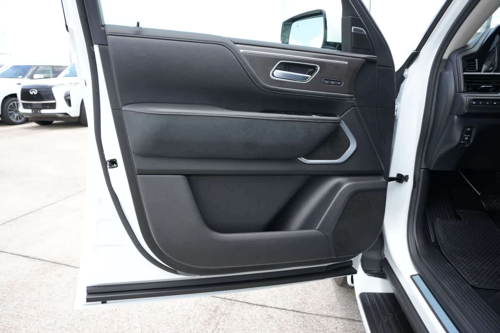 2027 INFINITI QX80 LUXE