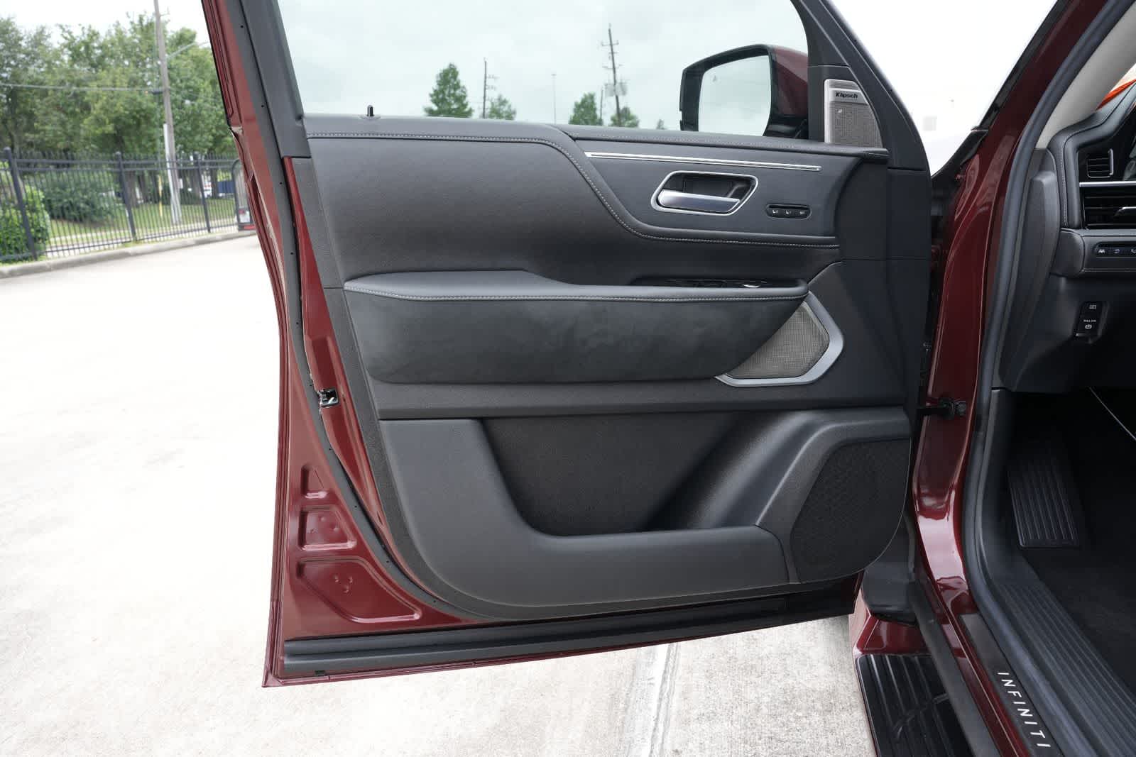 2025 INFINITI QX80 SENSORY