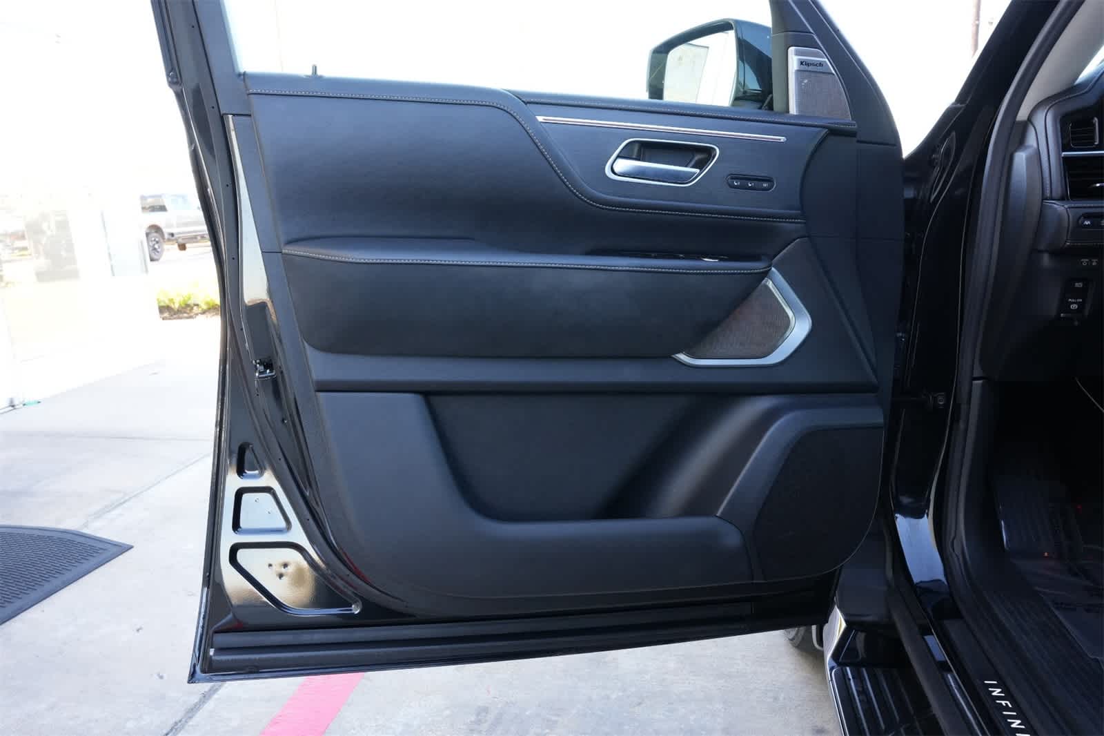 2025 INFINITI QX80 Sensory 4WD