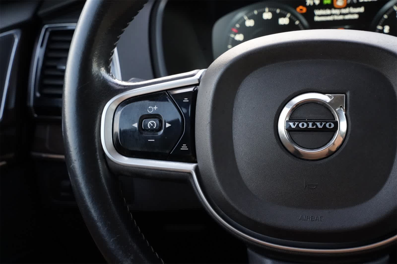 2016 Volvo XC90 T6 Momentum