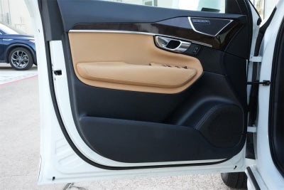 2016 Volvo XC90 T6 Momentum