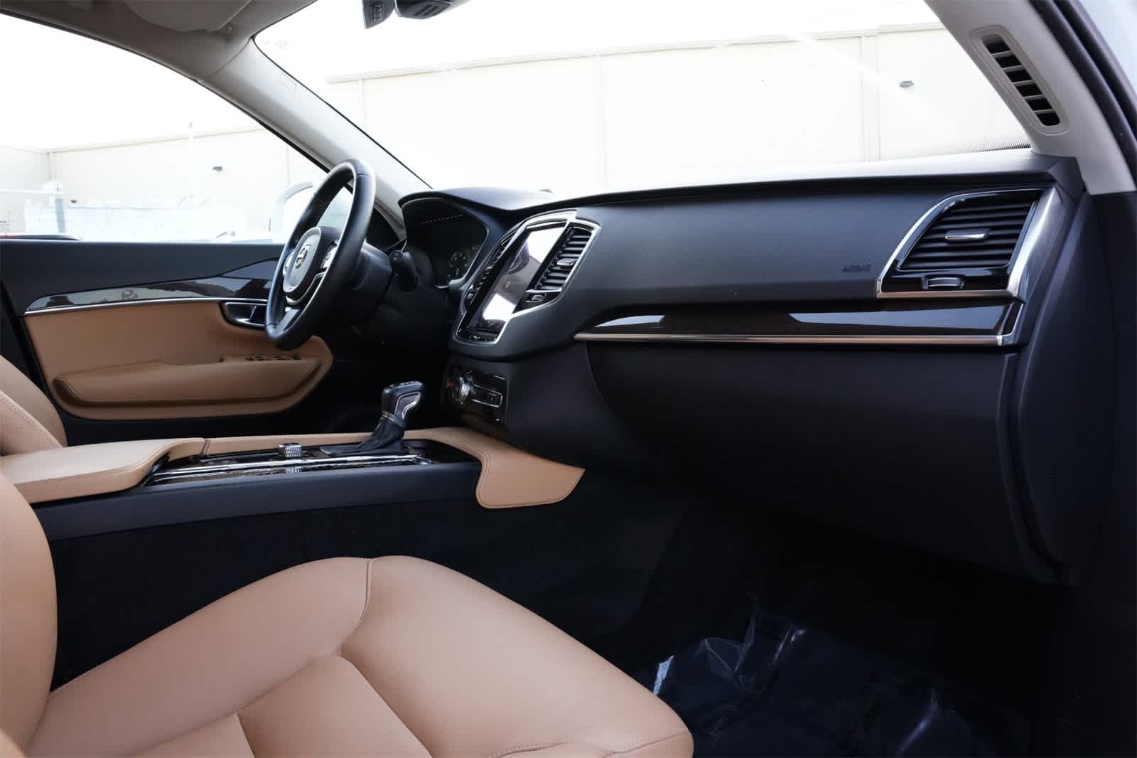 2016 Volvo XC90 T6 Momentum