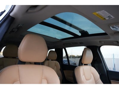 2016 Volvo XC90 T6 Momentum